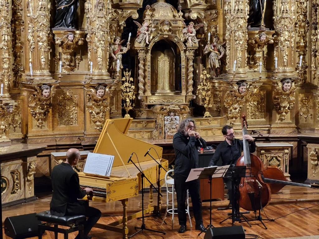 Bach & "Bach" taldeak Santa Kutz komentua girotu du