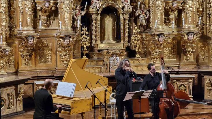 Bach & "Bach" taldeak Santa Kutz komentua girotu du