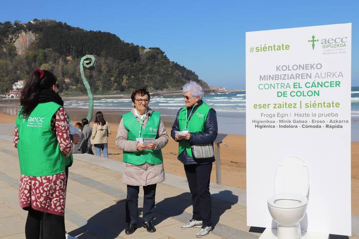 Koloneko minbiziaren aurka "esertzeko" dei egin du AECC-k Zarautzen