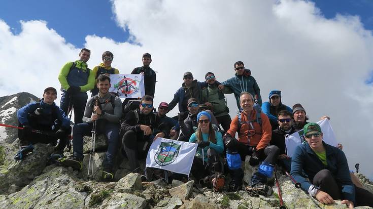 Petit Arriel eta Anayet tontorrak igo dituzte Lagun Onakek Pirinioetara antolatutako irteeran