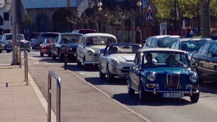 Auto klasikoak arratsaldean arranpla parean