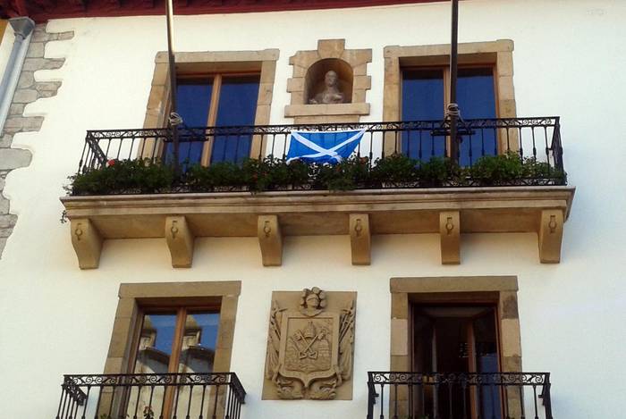 Eskoziako bandera Zumaiako udaletxean