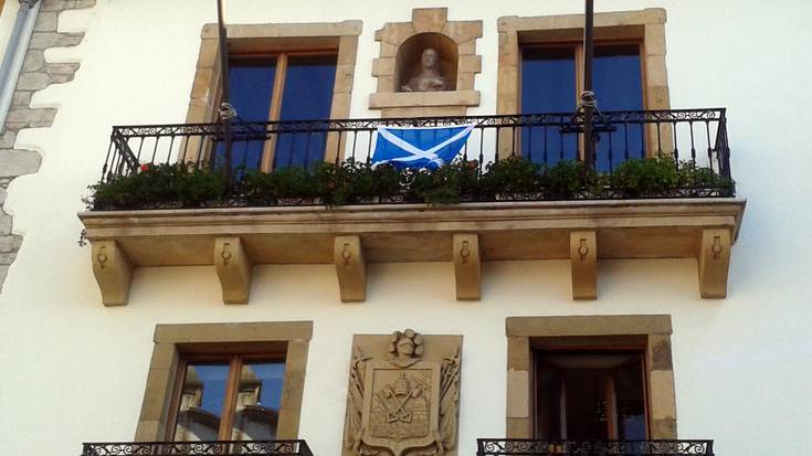 Eskoziako bandera Zumaiako udaletxean