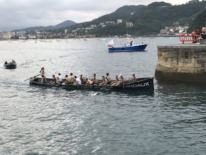 Kontxako estropadan, emakumeek gizonezkoen lehian parte hartu ezin dutela nabarmendu dute antolatzaileek