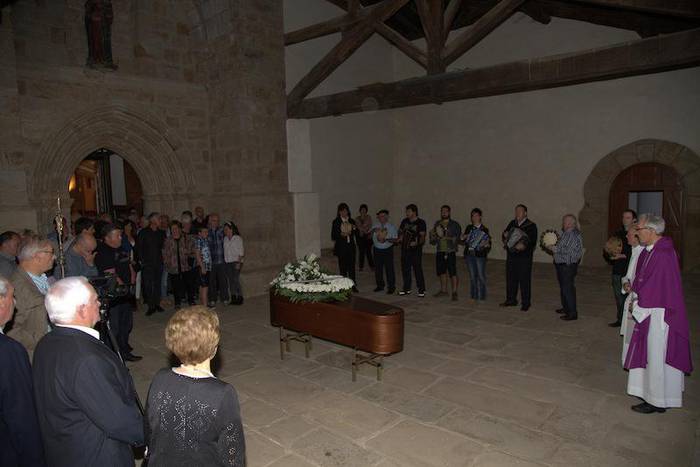 Azken agurra eman diote Guillermo Aldalur 'Pikua' soinu jotzaileari