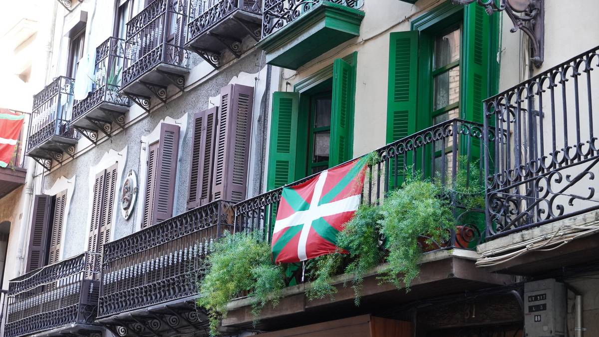 Aberri Egunean, ikurrinak atera dituzte leihoetara eta balkoietara