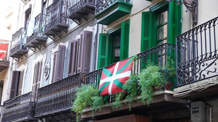 Aberri Egunean, ikurrinak atera dituzte leihoetara eta balkoietara