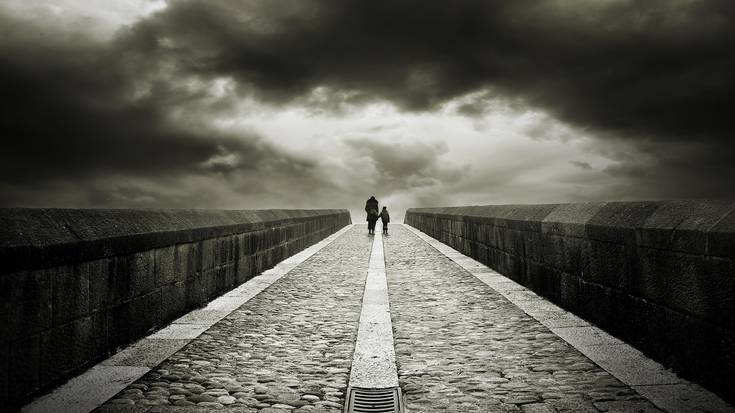 ‘Paseantes’ argazkiak irabazi du Zumaiako zuri beltzeko lehiaketa