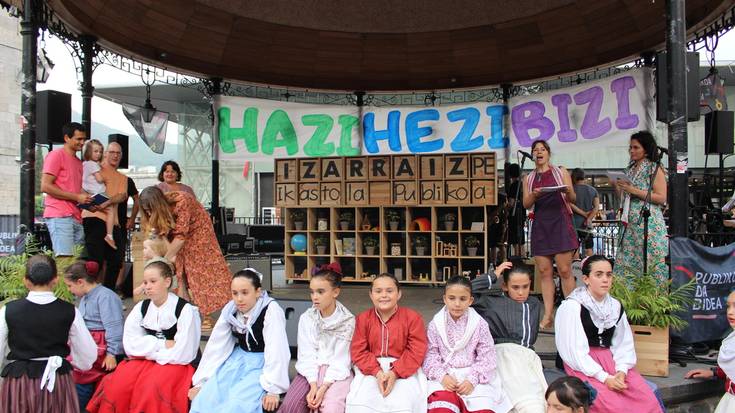 Izarraizpe Ikastola Publikoa izenpean batu dira herriko hiru ikastetxe publikoak
