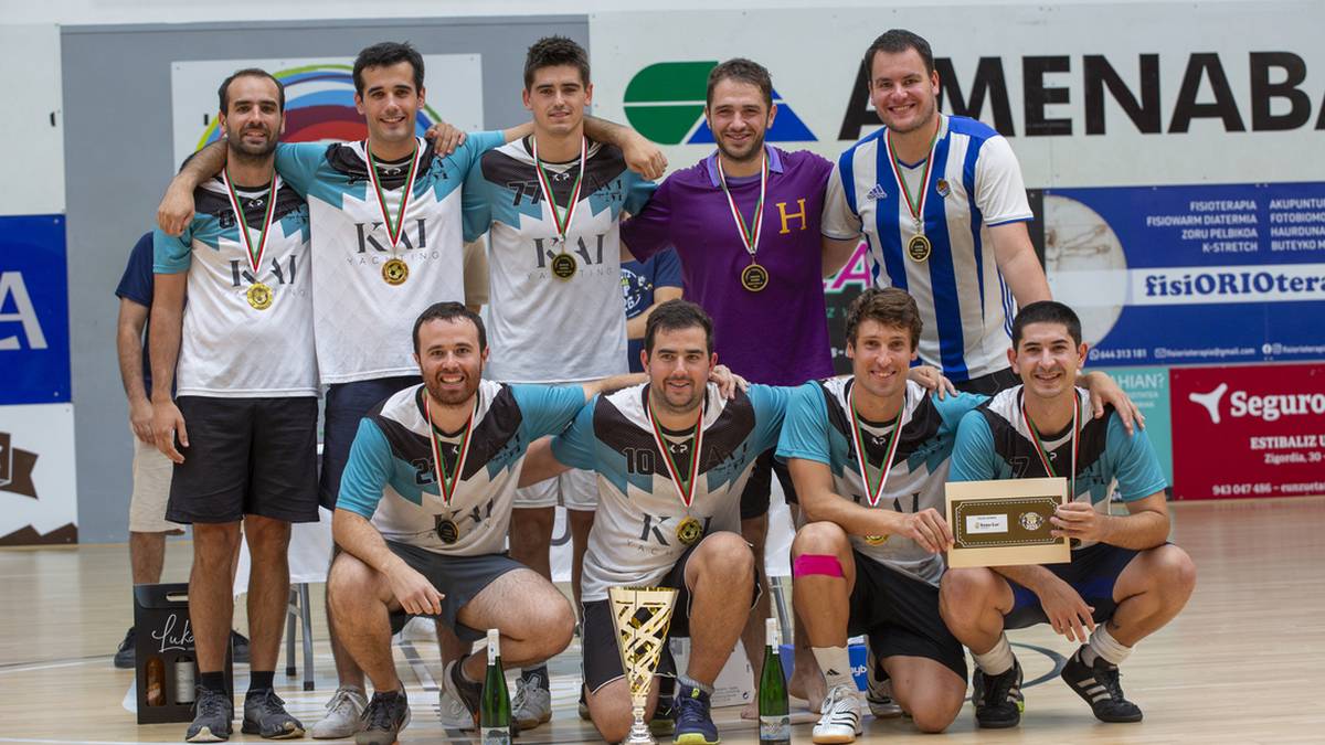 Amigos do Munastro eta Chaparritos FC taldeak izan dira Zarautz Futsal Cup txapelketako irabazleak