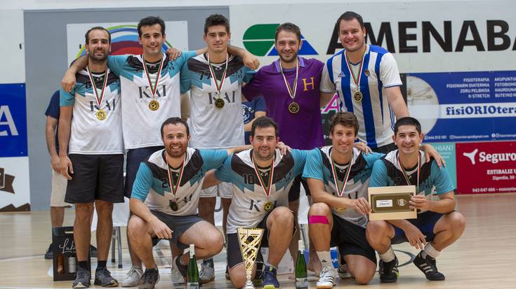 Amigos do Munastro eta Chaparritos FC taldeak izan dira Zarautz Futsal Cup txapelketako irabazleak