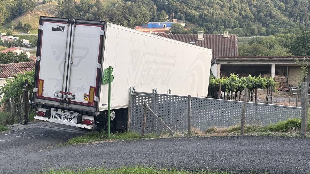 Kamioi handi bat kateatuta gelditu da Artaditik Oikiara jaisten, Torre baserriaren parean
