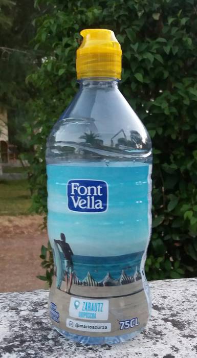 HARA! Zarauzko irudia ur marka ezagun baten botilan