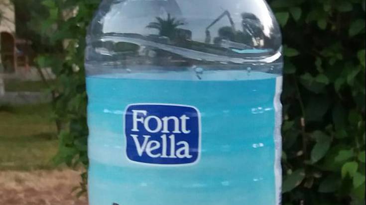 HARA! Zarauzko irudia ur marka ezagun baten botilan