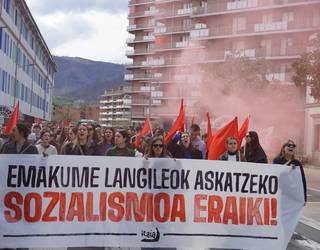 Morez eta gorriz jantzi dituzte Martxoaren 8ko aldarriak