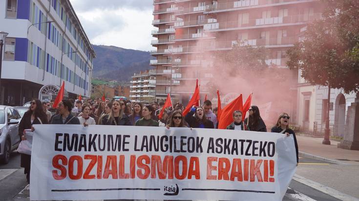 Morez eta gorriz jantzi dituzte Martxoaren 8ko aldarriak