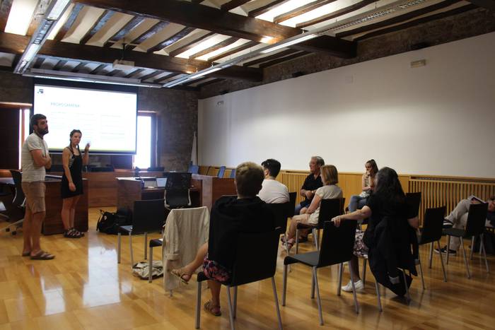 Etxebizitza turistikoak arautzeko proposamena aurkeztu die udalak herritarrei