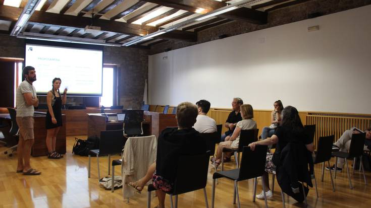 Etxebizitza turistikoak arautzeko proposamena aurkeztu die udalak herritarrei