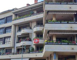 Aberri Egunarekin bat eginda, ikurrinak zintzilikatu dituzte balkoietan