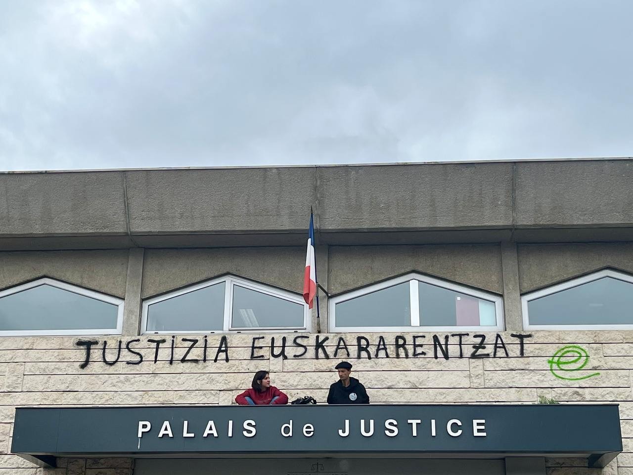 Eskubide baten aurkako olatua