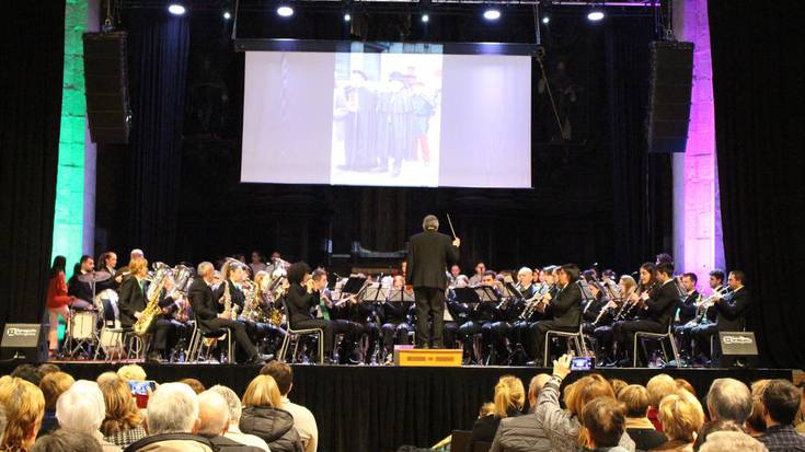 Jendetza bertaratu da Udal Musika Bandaren karnabaletako kontzertura