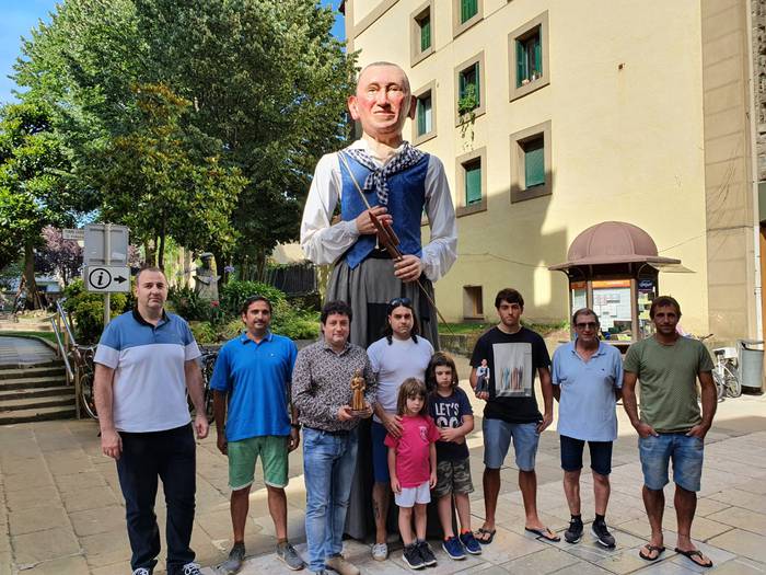 Pepe Txabilloren erraldoitxoa atera dute Zarautzen