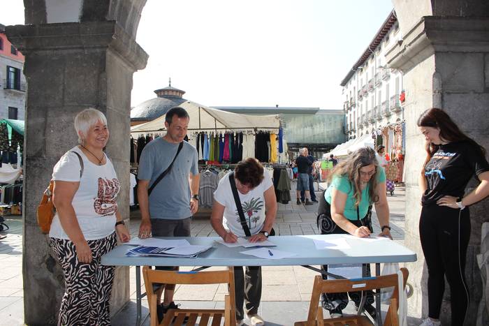Donostia Ospitalera zuzeneko autobus zerbitzua eskatzeko sinadura bilketa hasi dute