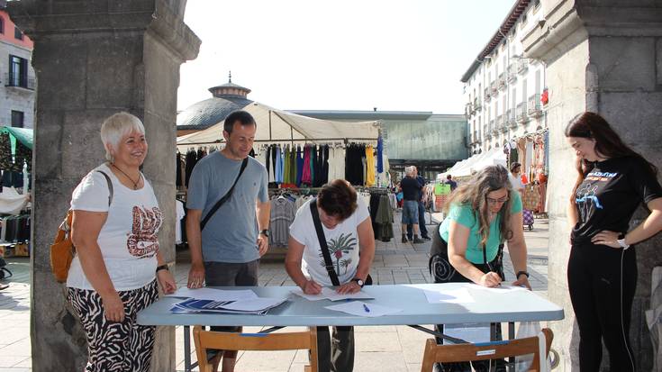 Donostia Ospitalera zuzeneko autobus zerbitzua eskatzeko sinadura bilketa hasi dute