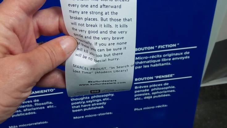 Mikroipuinak eta pasarte laburrak ematen dituen makina jarri dute Alondegian