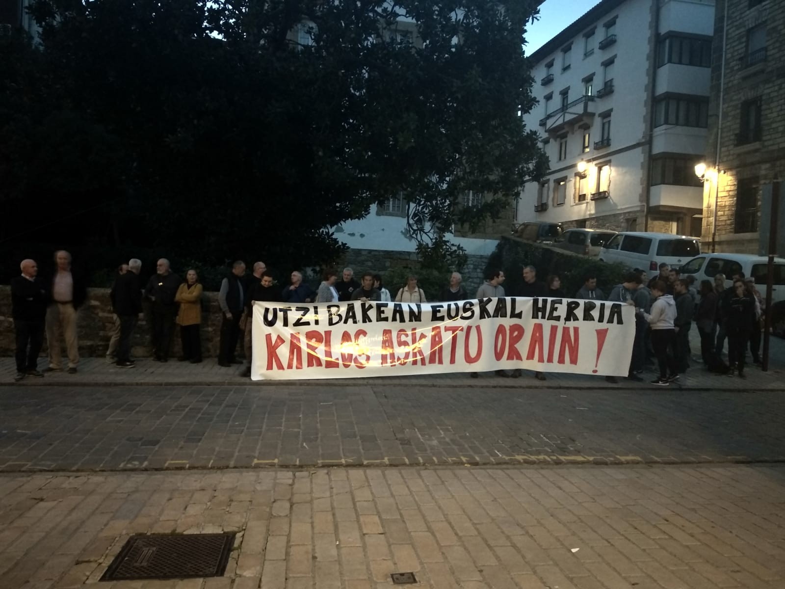Karlos Apeztegiaren askatasuna aldarrikatu dute