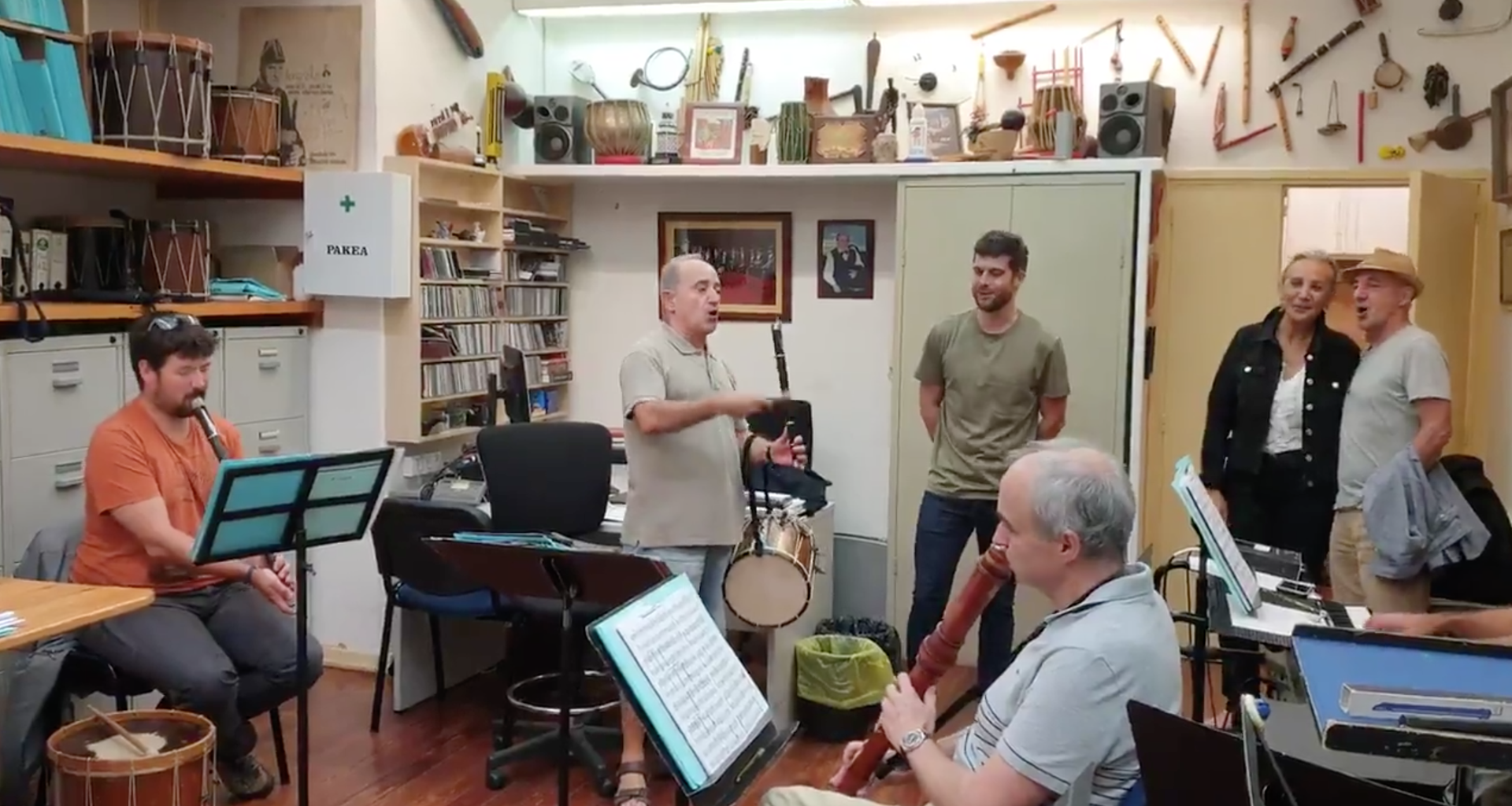 Iban Garateri 'Ondo pasau andramaixek' abestia jo dio Donostiako Udal Txistulari Bandak