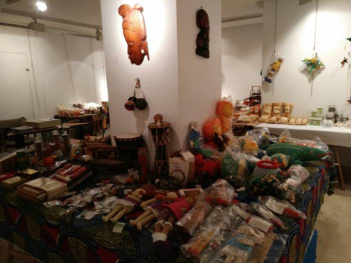 Larunbatera arte zabalik dago bidezko merkataritzaren denda Azkoitian