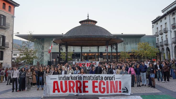 Zarauzko hilketa salatu eta indarkeria matxistari aurre egiteko deia zabaldu dute plazan
