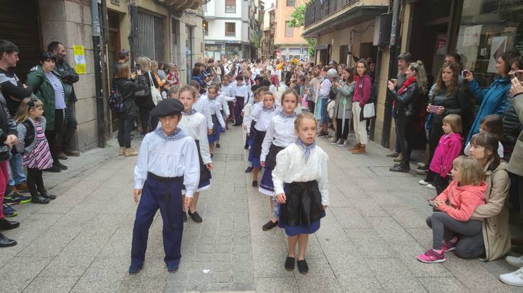 Errenteriako Dantzari txiki egunean izan dira Zumaiako euskal dantzetako ikasleak