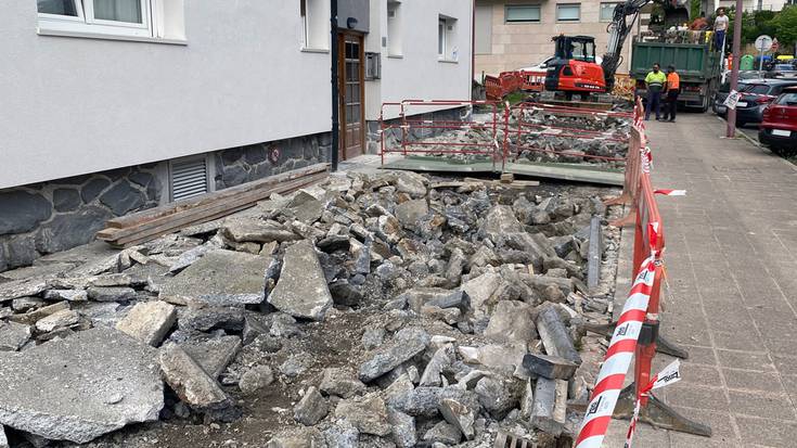 Espaloiaren zoladura aldatzeko lanei ekin diete Erribera Zahar kalean