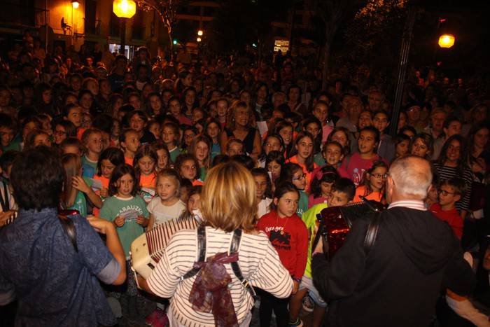 Kantuan agurtu dute Imanol Urbieta Zarautzen