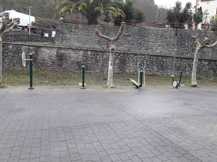 Ariketa fisikoa egiteko makinak jarri ditu Zestoako Udalak San Juan parkean