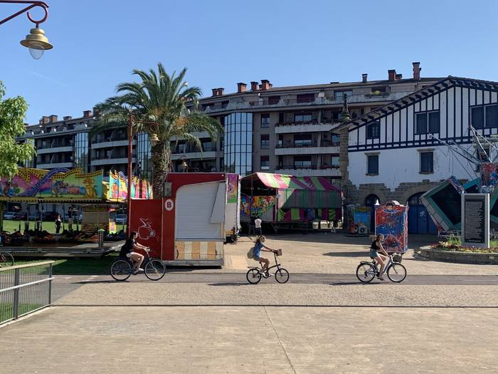 Barrakak bueltan dira Gernika parkean