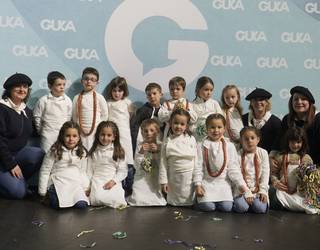 Gukaren 'photocall'-a umeen danborradan izan da