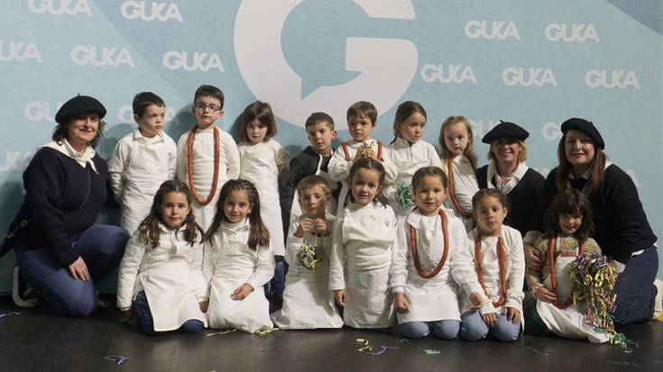 Gukaren 'photocall'-a umeen danborradan izan da