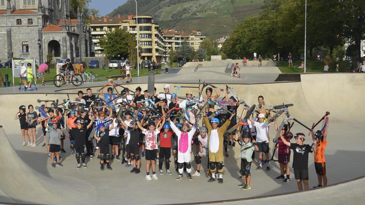 Skate parkea jendez lepo, "Egun Beltza" tarteko