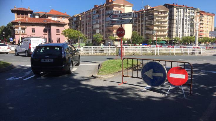 Axular ibiltokiko errail bat trafikorako itxita dago