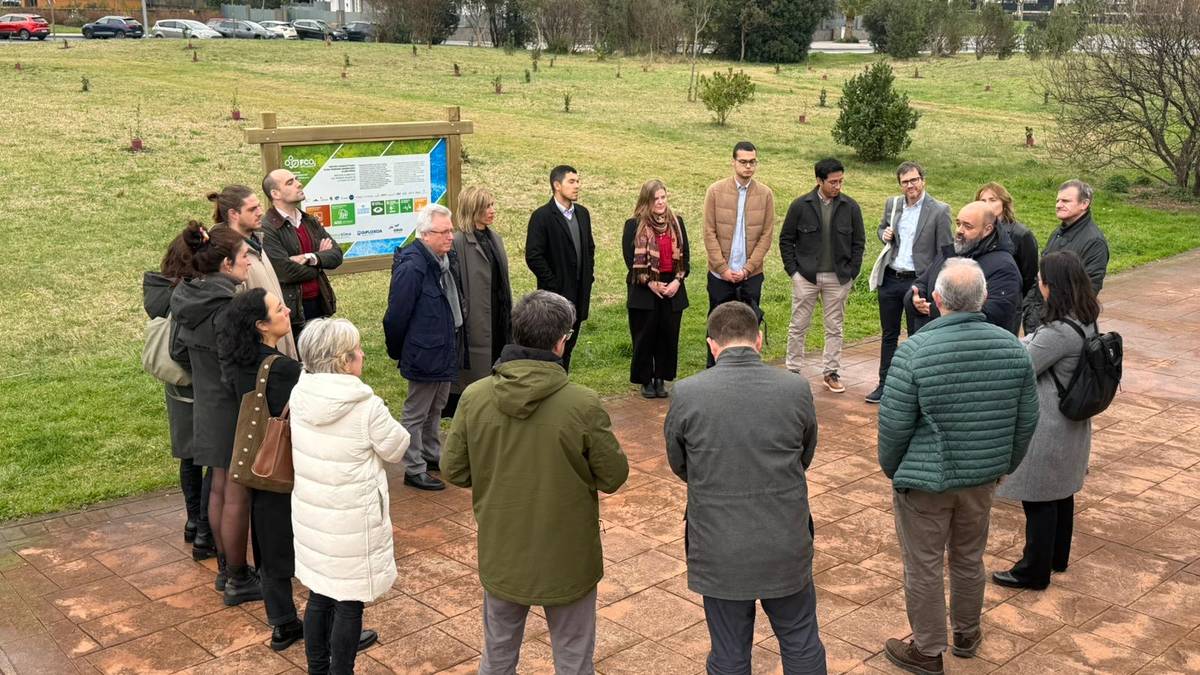 Aterpe klimatikoa inauguratu dute gaur aldundiko eta udaleko ordezkariek