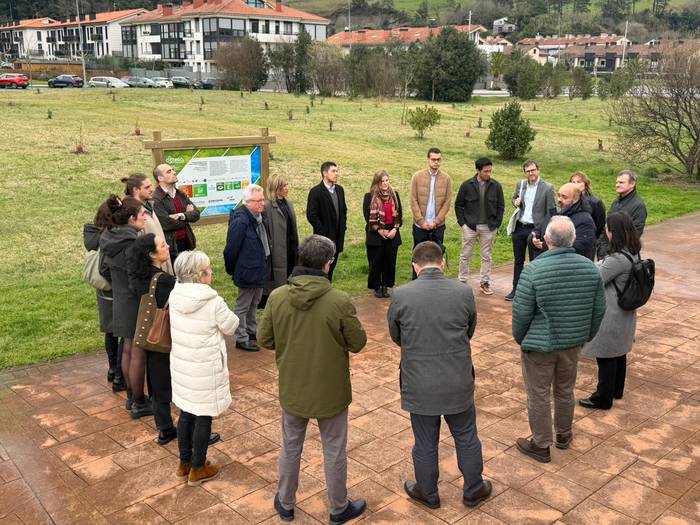 Aterpe klimatikoa inauguratu dute gaur aldundiko eta udaleko ordezkariek