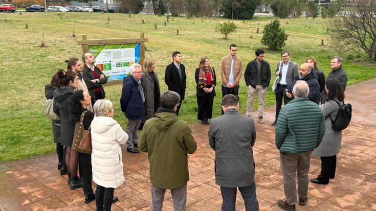 Aterpe klimatikoa inauguratu dute gaur aldundiko eta udaleko ordezkariek