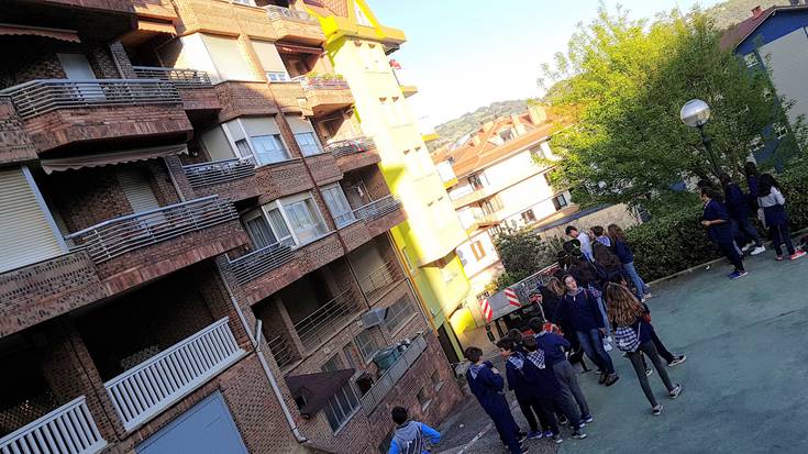 Suhiltzaileak izan ziren atzo Larretxon etxebizitza bateko fatxadaren zatia soltatu ondoren