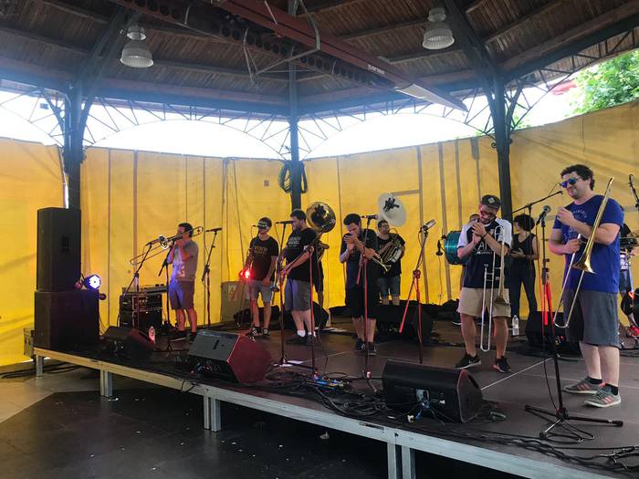 Jazz eta swing doinuek hartu zuten Orioko Herriko Plaza, ostiralean