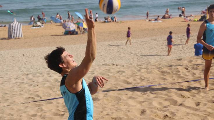 Giro ederrean ari dira hondartzako boleibol txapelketan