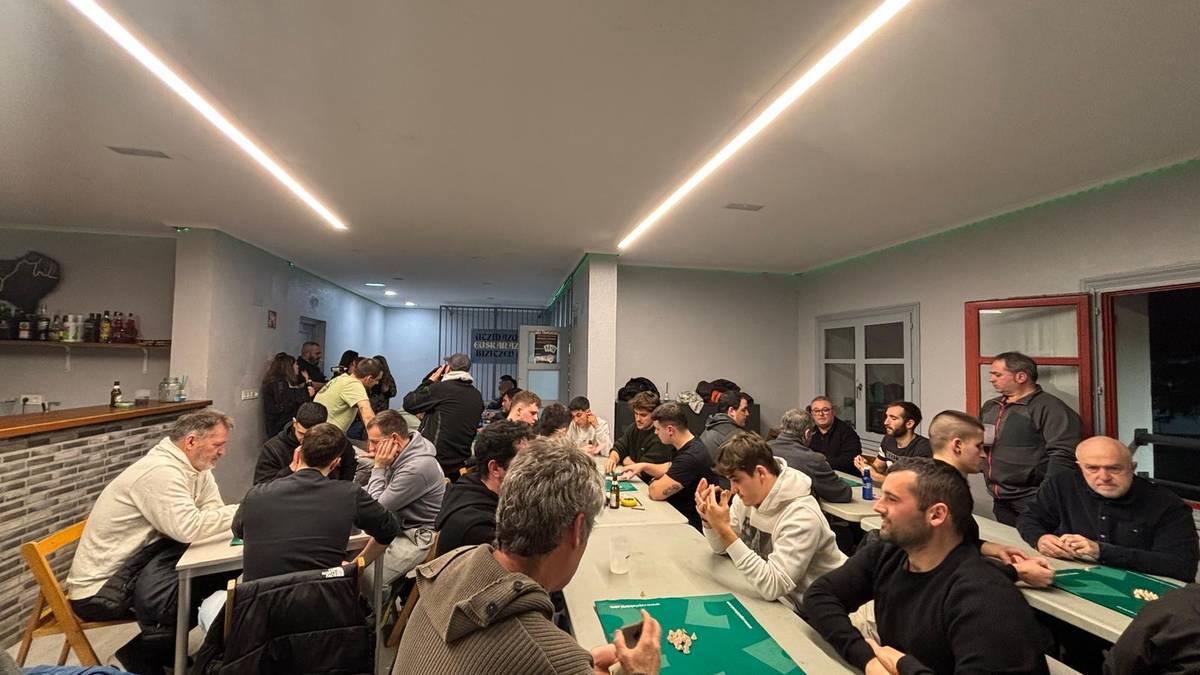 Julen Meabek eta Iñaki Lejardik irabazi dute Adiskide gaztetxeko mus txapelketa