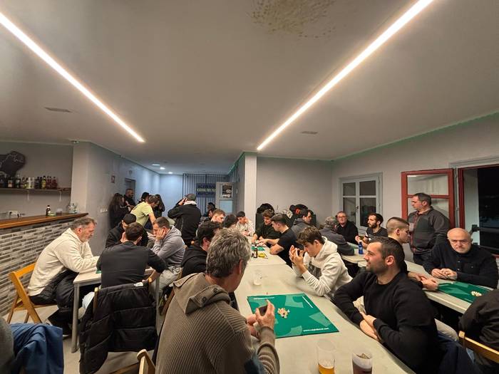 Julen Meabek eta Iñaki Lejardik irabazi dute Adiskide gaztetxeko mus txapelketa